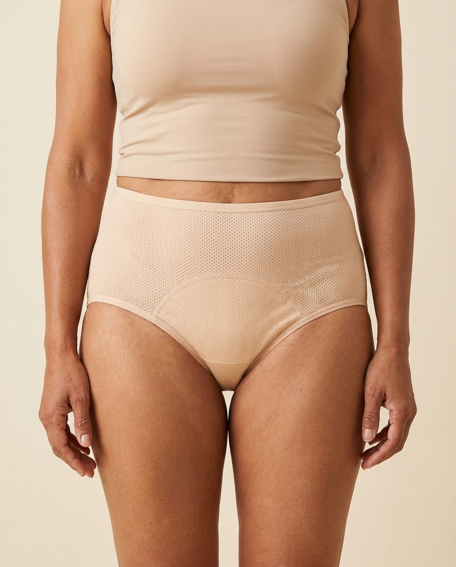 Mujer usando el calzon Serenna Nude, talle alto
